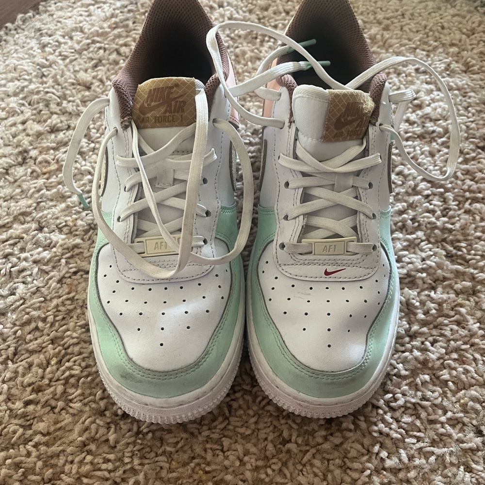 Nike Air Force one White and Green Low-Top Sneakers with Padded Collar